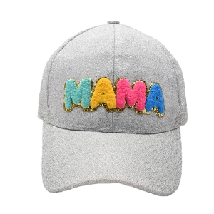 Detail der silbernen Glitzer-Baseballkappe mit bunten MAMA-Aufnähern aus Chenille