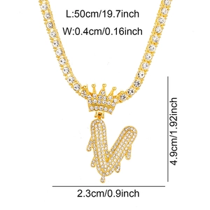 Collana con ciondolo corona lettera V dorata con strass e specifiche sulle dimensioni