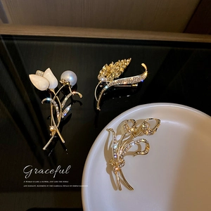 Broches élégantes en or avec épis de blé et tulipes serties de diamants et perles