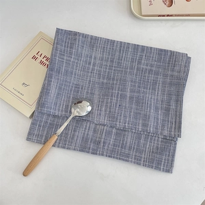 Détail du set de table tissé à rayures bleues et blanches au style français