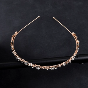Vue détaillée du serre-tête fleurs or rose avec strass brillants pour coiffure mariée