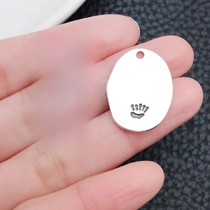 Nahaufnahme antiker silberner Oval-Anhänger mit Always-Schriftzug und Krone für DIY