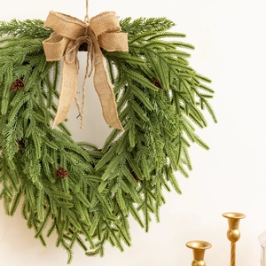 Couronne de Noël en cœur de 50cm avec aiguilles de pin, cônes et décoration en jute