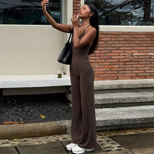 Détail d'un ensemble haut dos nu marron foncé et pantalon large à taille haute chic