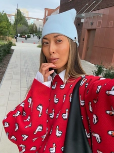Pull en maille rouge avec jacquard d'oie blanc et motif pixel pour un style automne