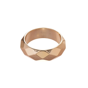 Bague large géométrique en or rose avec design en métal facetté sur fond blanc épuré