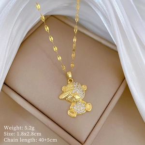 Detail view of crystal bear pendant with weight 5.2g and chain length 40+5cm specs