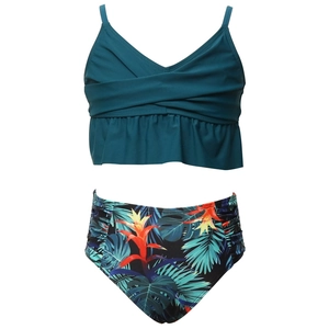Détail du maillot de bain deux pièces fille avec haut à volants et bas taille haute tropical