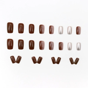 Faux ongles courts carrés dégradés marron foncé et argent perlé avec finition brillante