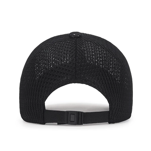 Rückansicht der schwarzen Mesh-Baseballkappe mit verstellbarem Riemen und atmungsaktivem Netz
