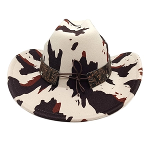 Detailansicht eines Cow-Print Cowboyhuts aus Filz mit Lederband und Metallnieten