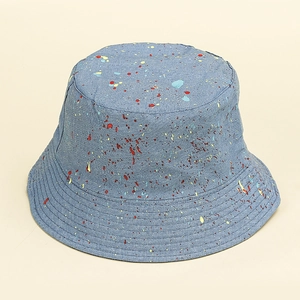 Bob en jean bleu avec motif taches de peinture colorées pour une protection solaire urbaine