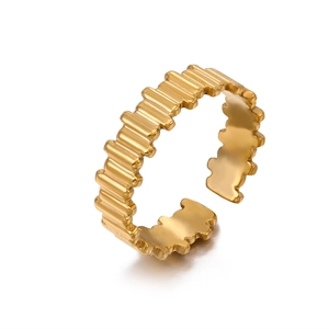 Bague ajustable en acier inoxydable plaqué or 18 carats avec design géométrique ondulé