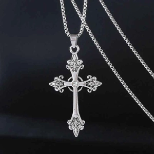 Collier pendentif croix gothique vintage avec gravures florales et chaîne maille vénitienne