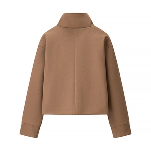 Vue arrière d'une veste courte en laine marron avec coutures décoratives et coupe épurée