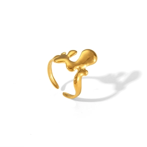 Detailaufnahme eines goldenen unregelmäßigen Lavarings mit minimalistischen Texturen