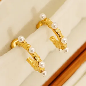 Boucles d'oreilles vintage forme C plaquées or 18K avec texture lave et perles blanches