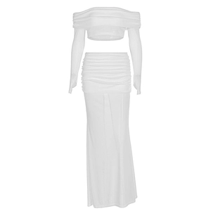 Dettaglio del completo in maglia bianca con top a fascia e gonna a pieghe attillata