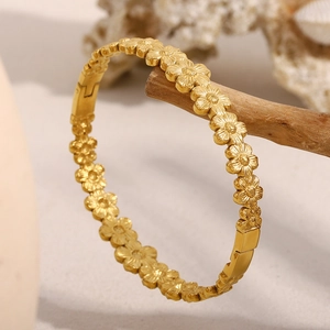 Detailaufnahme des 18K vergoldeten Edelstahlarmbands mit 3D-Gänseblümchen-Blumenmustern