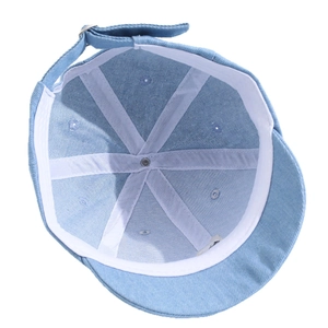 Vue intérieure de la casquette en jean brodée pour bébés avec coutures de qualité