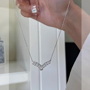 Elegant V-shaped necklace with shimmering pearls and zircon stones on a silver chain
