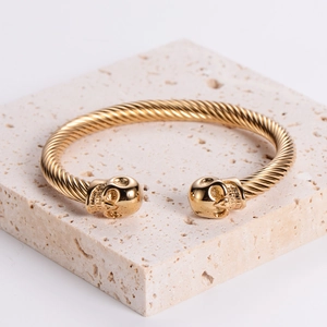 Bracciale rigido da uomo in acciaio inossidabile placcato oro 18k con teschio e filo