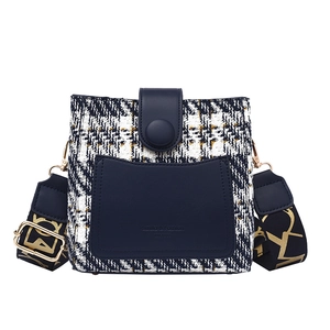 Retro houndstooth tweed bucket bag with wide shoulder strap and leather pocket