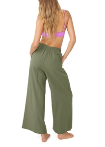Détail d'un pantalon en coton et lin vert olive montrant la taille haute et le tissu fluide