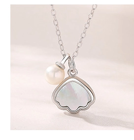 Detailed close-up of a 925 sterling silver necklace with a fan-shaped shell and pearl