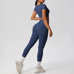 Détail de l'ensemble de yoga bleu marine à taille haute avec tissu extensible sans couture