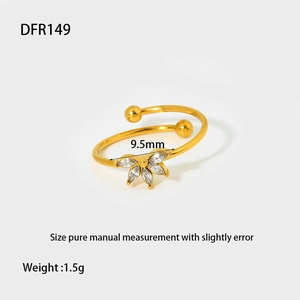 Detail view of 9.5mm clover-shaped 18K gold-plated ring with crystal inlay and weight specs