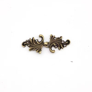 Vue macro d'un clip de gilet en bronze vintage avec gravures florales détaillées