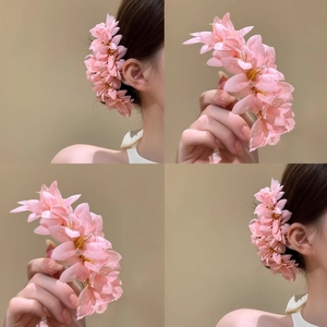 Fermaglio per capelli con fiori in tessuto rosa per acconciature eleganti e look dolce