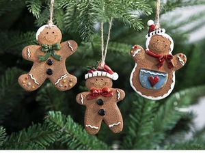 Vue détaillée d'une figurine de pain d'épices en résine suspendue sur un sapin de Noël