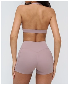Dettaglio degli shorts yoga rosa a vita alta con tasca laterale e cucitura a V