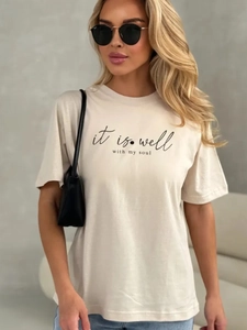 Λεπτομέρεια από μπεζ βαμβακερό T-shirt με μαύρη στάμπα 'it is well with my soul'