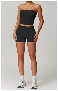Ensemble de yoga noir deux pièces avec short taille haute et haut bandeau sur mannequin