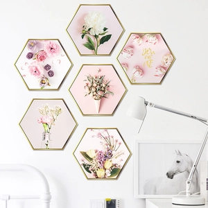 Set di quadri esagonali con fiori rosa e cornici dorate per decorazione parete