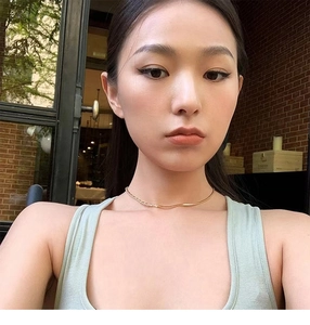 Detailed view of minimalist gold拼接项链 neckpiece shown on model for neck fit