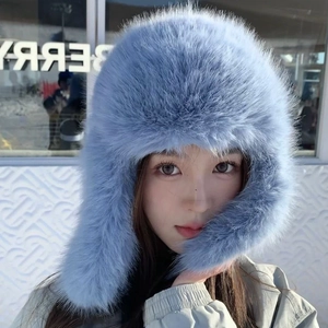 Dettaglio della consistenza in finta pelliccia azzurra di un cappello invernale spesso