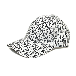 Détail d'une casquette de baseball pour femme avec motif géométrique abstrait noir et blanc