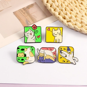 Lot de cinq broches en émail chat colorées dans diverses poses mignonnes sur blanc