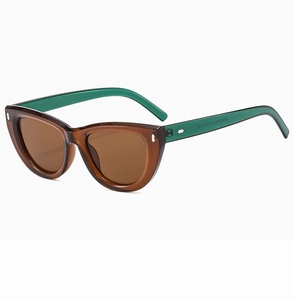 Dettaglio occhiali da sole cat eye con montatura marrone e stanghette verdi
