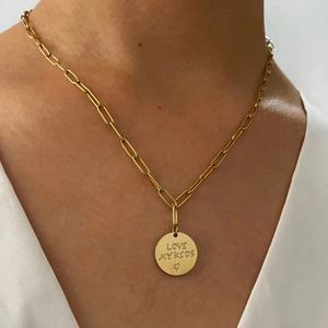 Collier trombone doré avec pendentif rond Love My Kids porté par un mannequin femme