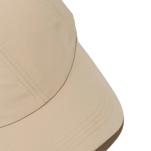 Dettaglio del cappello kaki con cuciture di alta qualità e tessuto ad asciugatura rapida