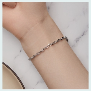 Detail of s925 sterling silver 3mm mariner link bracelet worn on a woman's wrist
