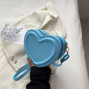 Dettaglio borsa celeste a forma di cuore in pelle PU con cerniera e fibbie dorate