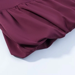 Jupe bouffante bordeaux élégante avec plis à la taille et tissu en mousseline mate