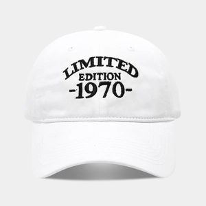 Détail de la broderie Limited Edition 1970 sur une casquette en coton lavé blanc