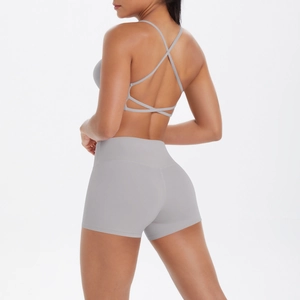 Détail de l'ensemble de yoga gris clair avec brassière à dos croisé et short taille haute